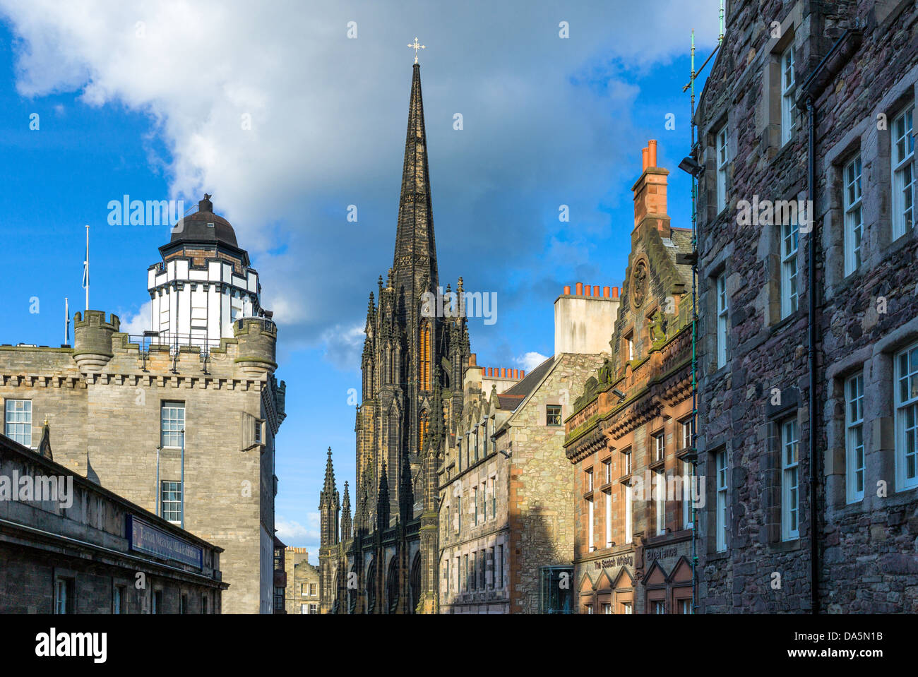 Europa Gran Bretagna, Scozia, Edinburgh Royal Mile, la camera oscura e la torre del mozzo sul lato destro. Foto Stock