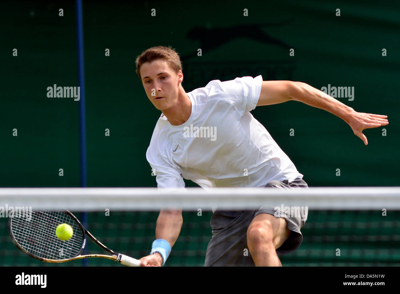 Manchester, Regno Unito. 04 Luglio, 2013. Aegon GB Pro-Series Manchester, UK 04 luglio 2013 Joe Salisbury (GB) si china a riprodurre un ritorno diretti durante la sua seconda vittoria rotonda oltre il campione in carica, Albano Olivetti (Francia), 6-3, 3-6, 7-6. Credito: Giovanni friggitrice/Alamy Live News Foto Stock