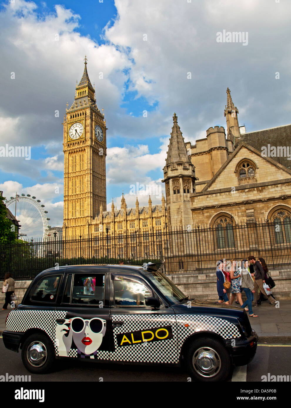 Vista della Torre di Elizabeth (Big Ben) all'estremità nord del Palazzo di Westminster (sede del Parlamento) Foto Stock
