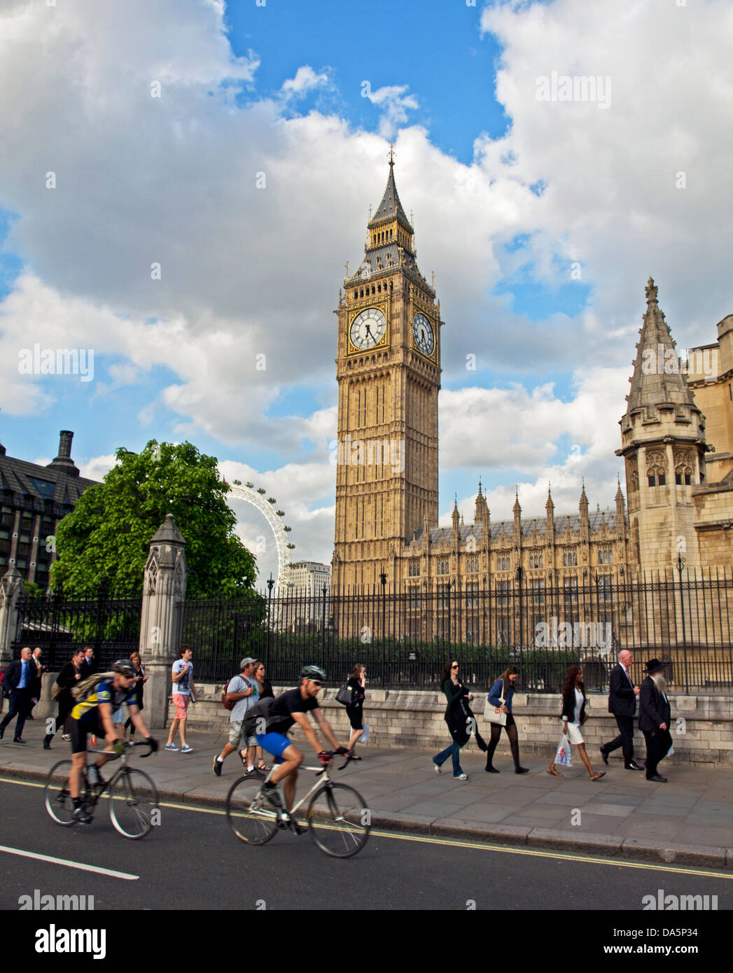 Vista della Torre di Elizabeth (Big Ben) all'estremità nord del Palazzo di Westminster (sede del Parlamento) Foto Stock