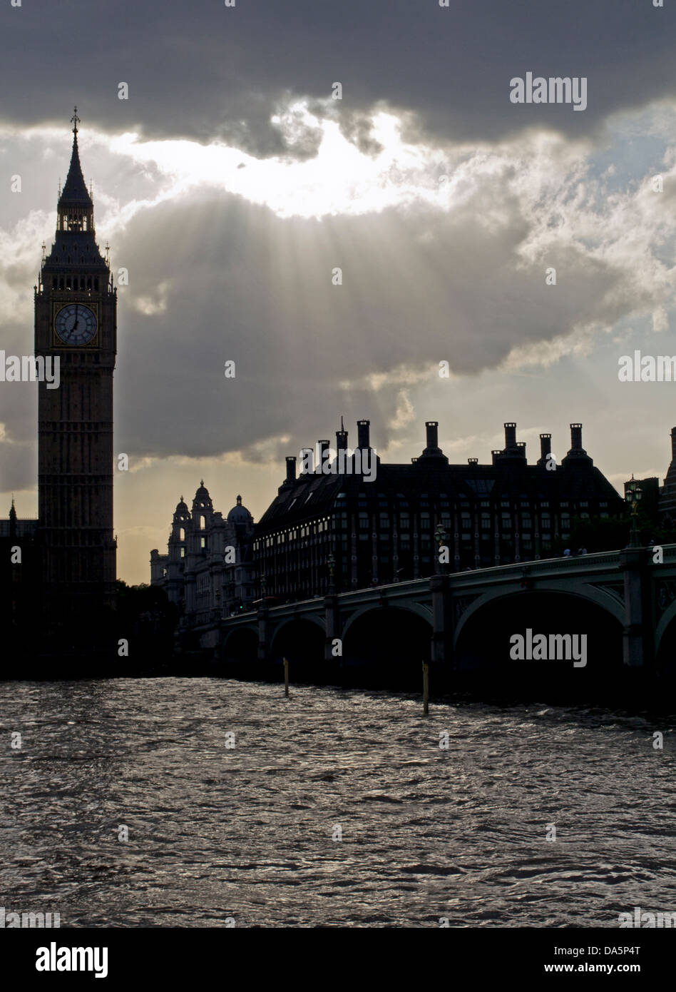 Vista della Torre di Elizabeth (Big Ben, Westminster Bridge e il fiume Tamigi durante il tramonto Foto Stock
