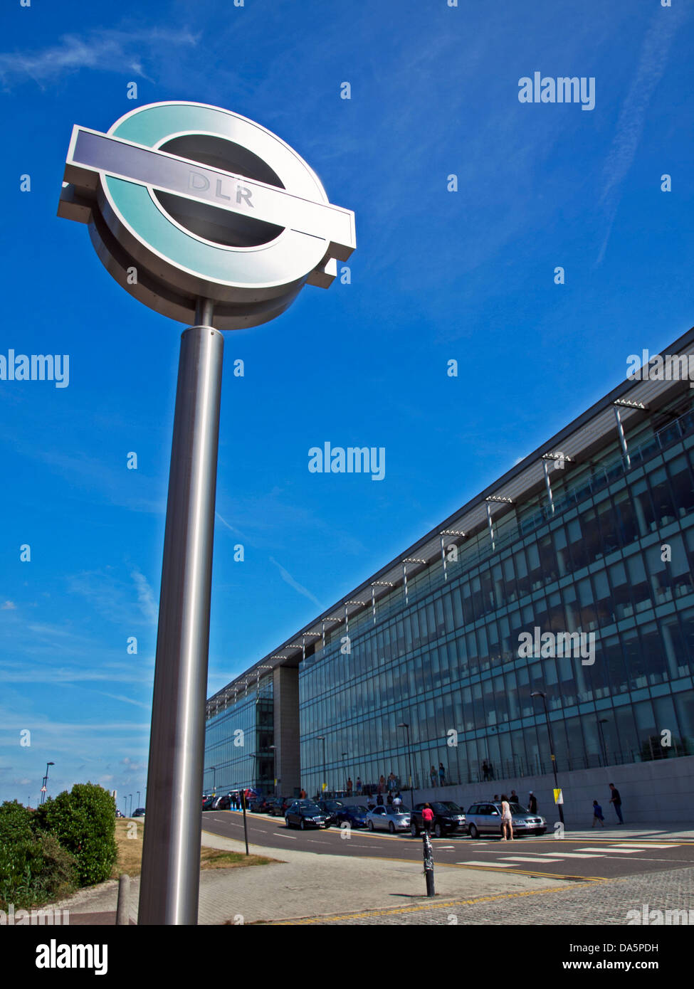 Roundel alla Royal Albert Docklands Light Railway (DLR) stazione, East London, London, England, Regno Unito Foto Stock