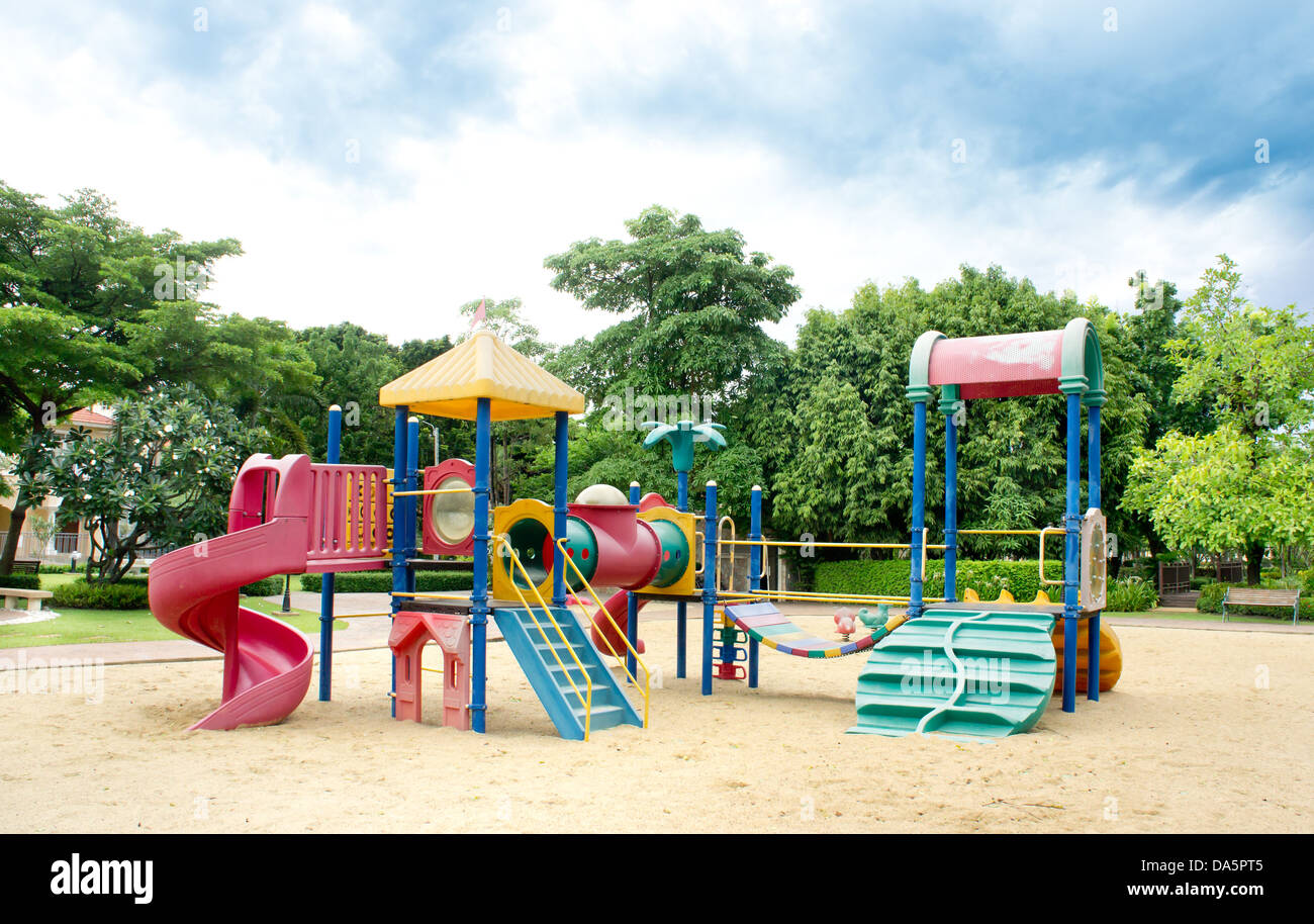 I bambini Parco giochi all'aperto in un parco Foto Stock