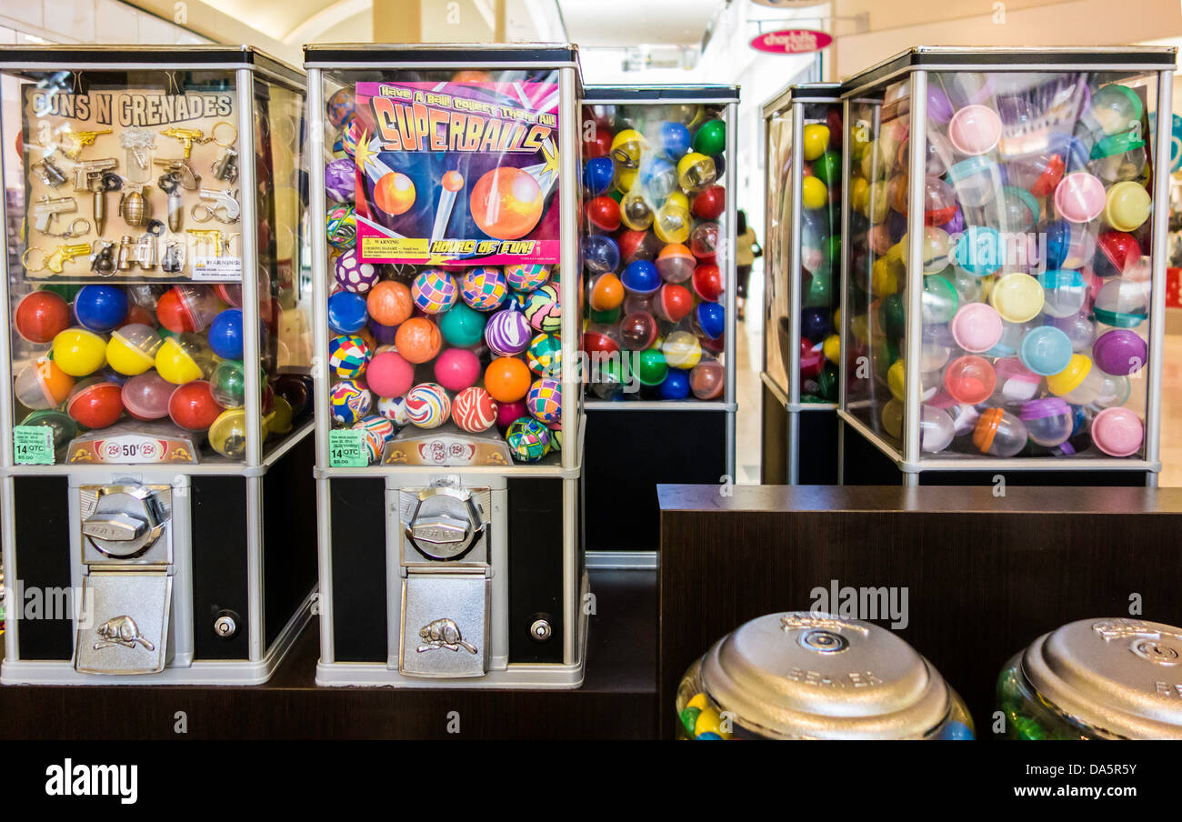 Un distributore di giocattoli di erogazione in corrispondenza di un chiosco in un centro commerciale di Oklahoma City, Oklahoma. Foto Stock