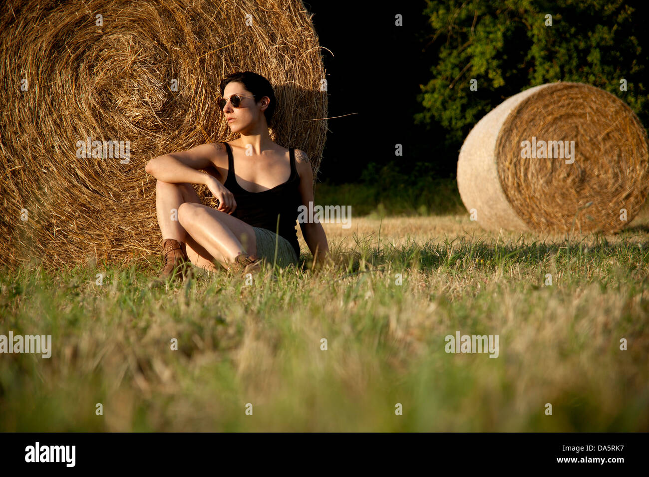 Donna di pensare in un campo Foto Stock