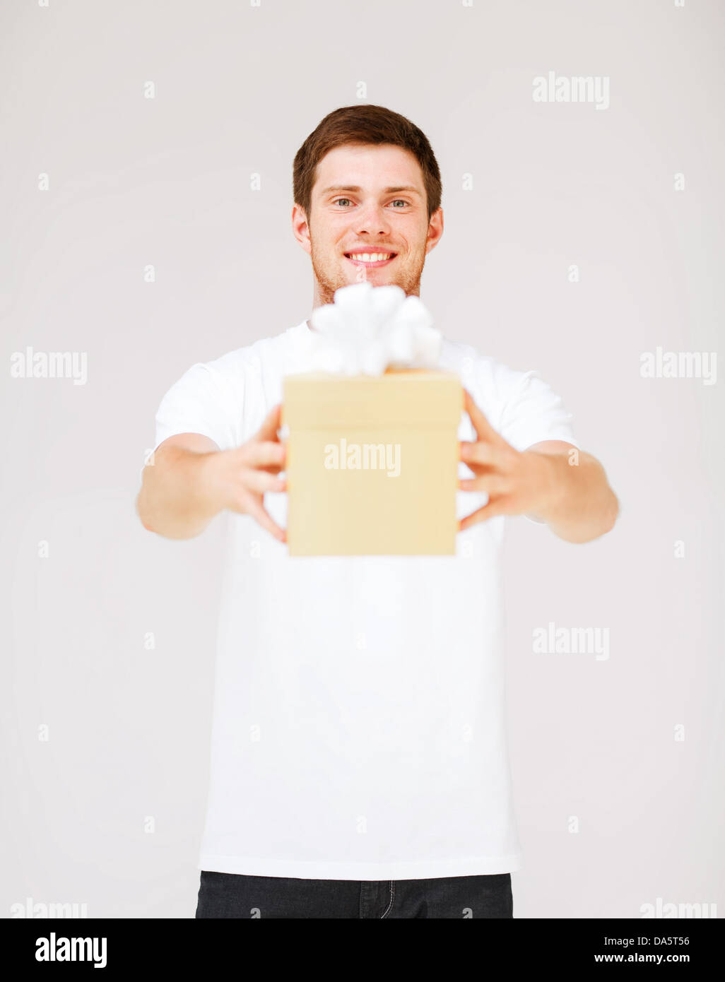 Uomo in bianco t-shirt con la confezione regalo Foto Stock