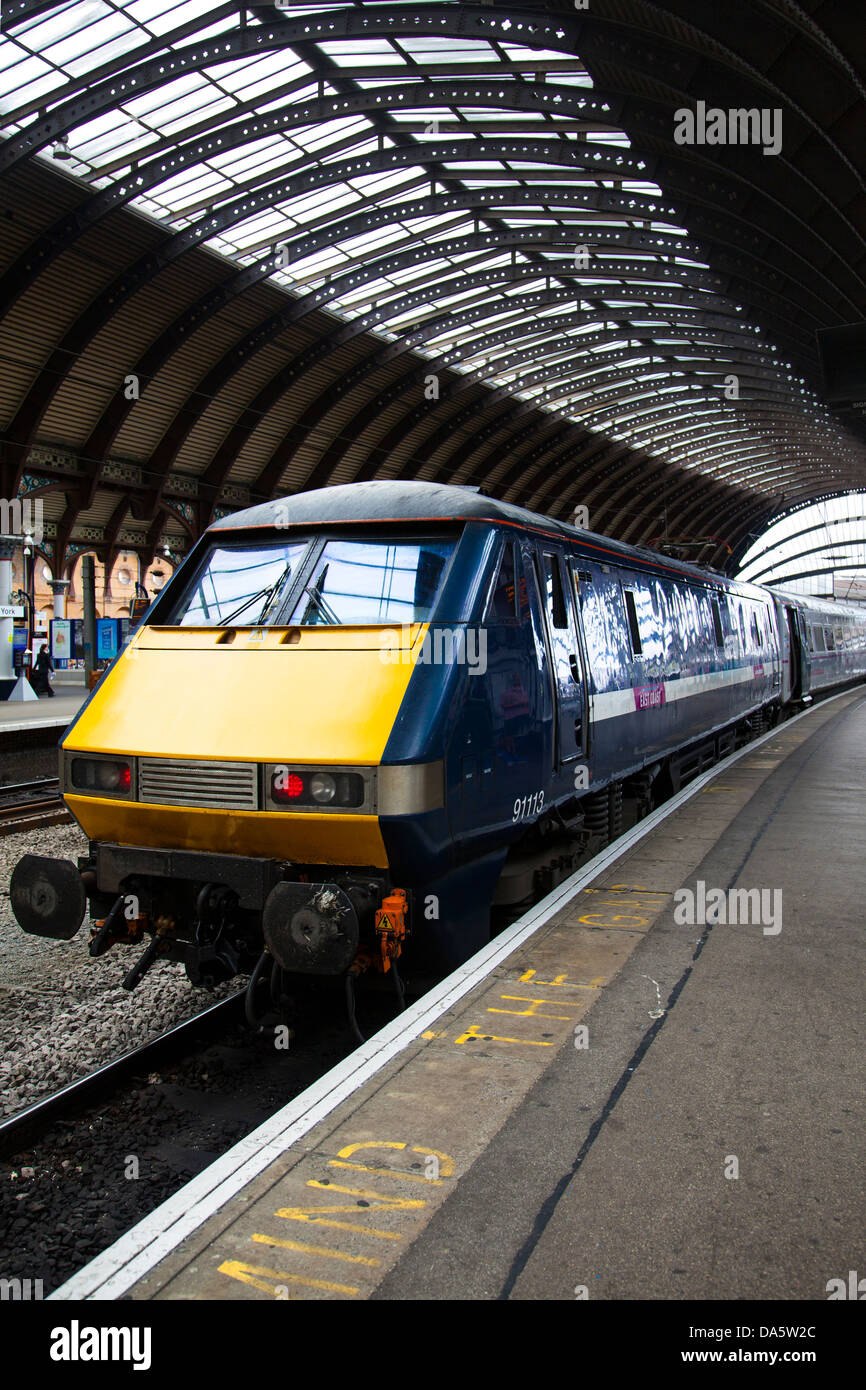'Mind la fase " British Rail Class 91113 locomotiva elettrica presso la stazione di York, nello Yorkshire, Regno Unito Foto Stock