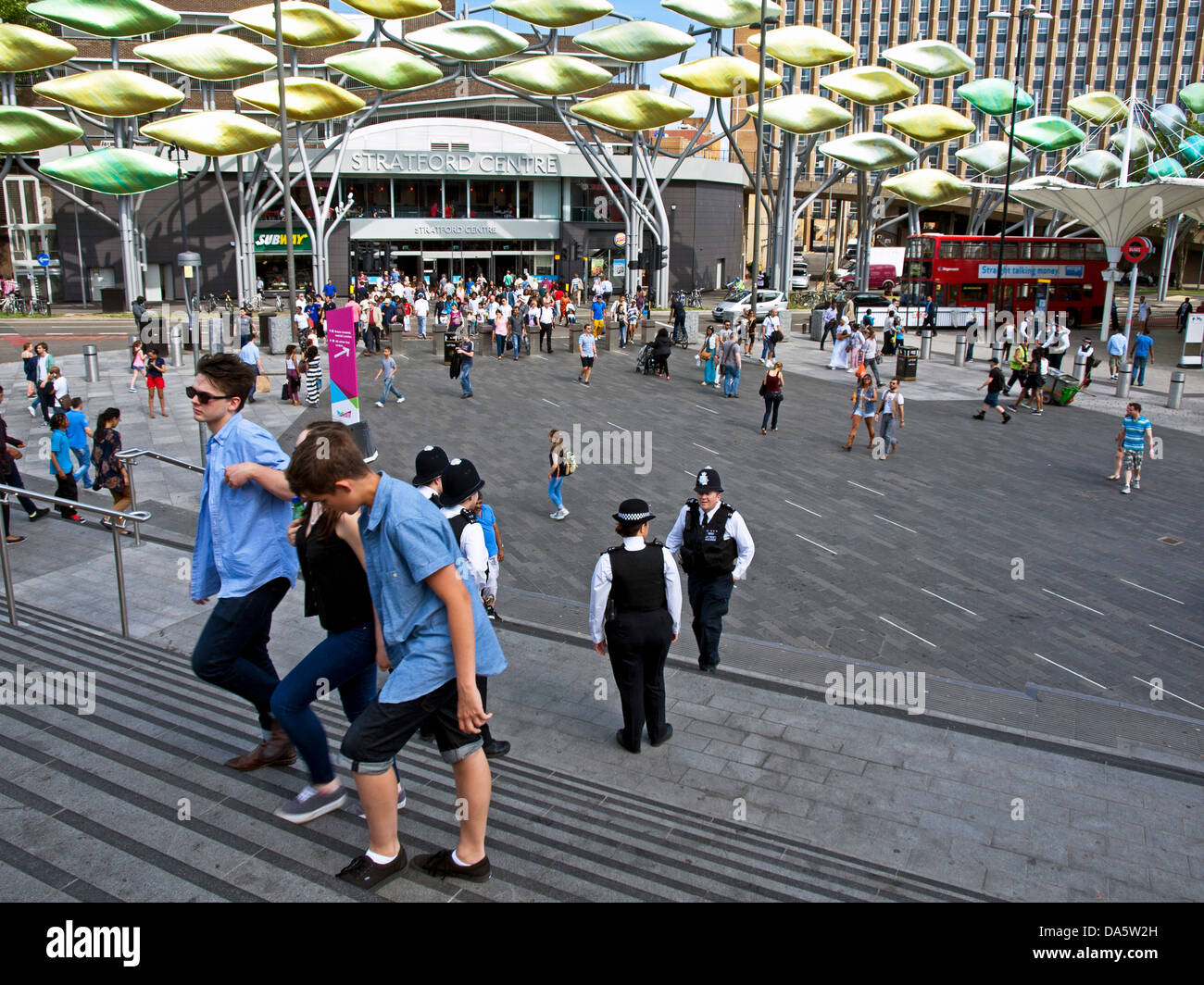 Vista la Stratford Shoal scultura all'ingresso di Stratford Shopping Centre, Stratford, Londra, Inghilterra, Regno Unito Foto Stock