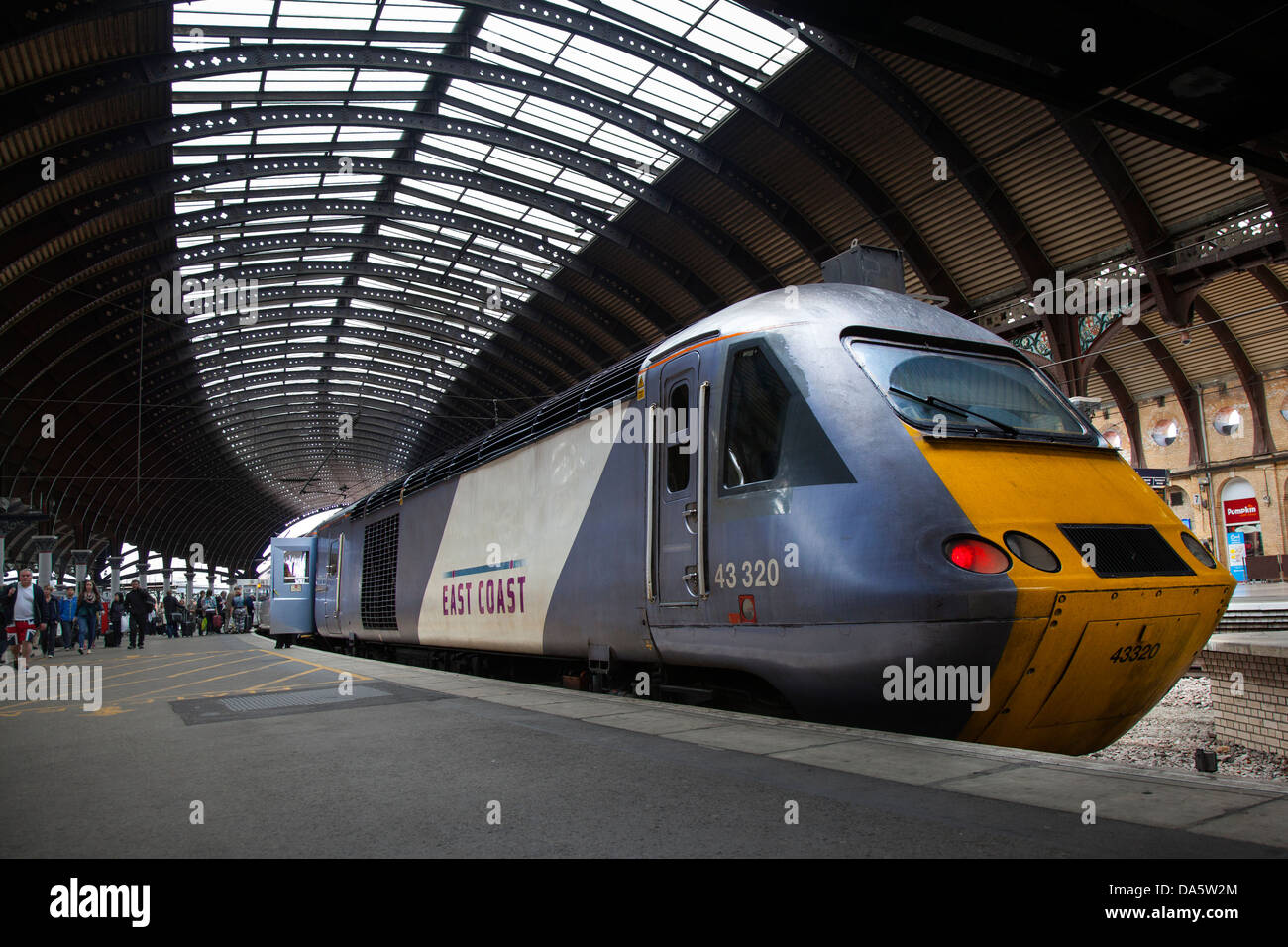 Costa est 43320 treni locomotiva diesel della linea principale stazione ferroviaria della città di York, nello Yorkshire, Inghilterra, Regno Unito Foto Stock