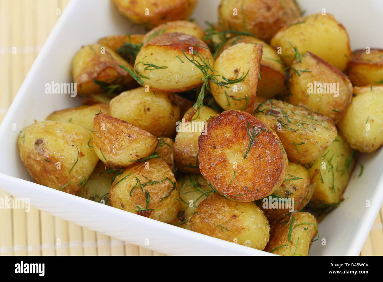 Nuovo arrosto con patate di aneto fresco Foto Stock