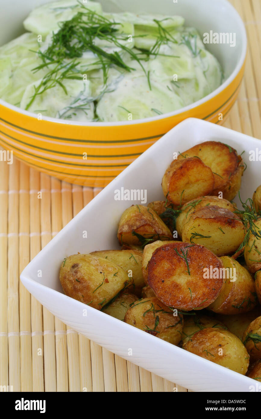 Contorni di patate arrosto e insalata di cetrioli Foto Stock