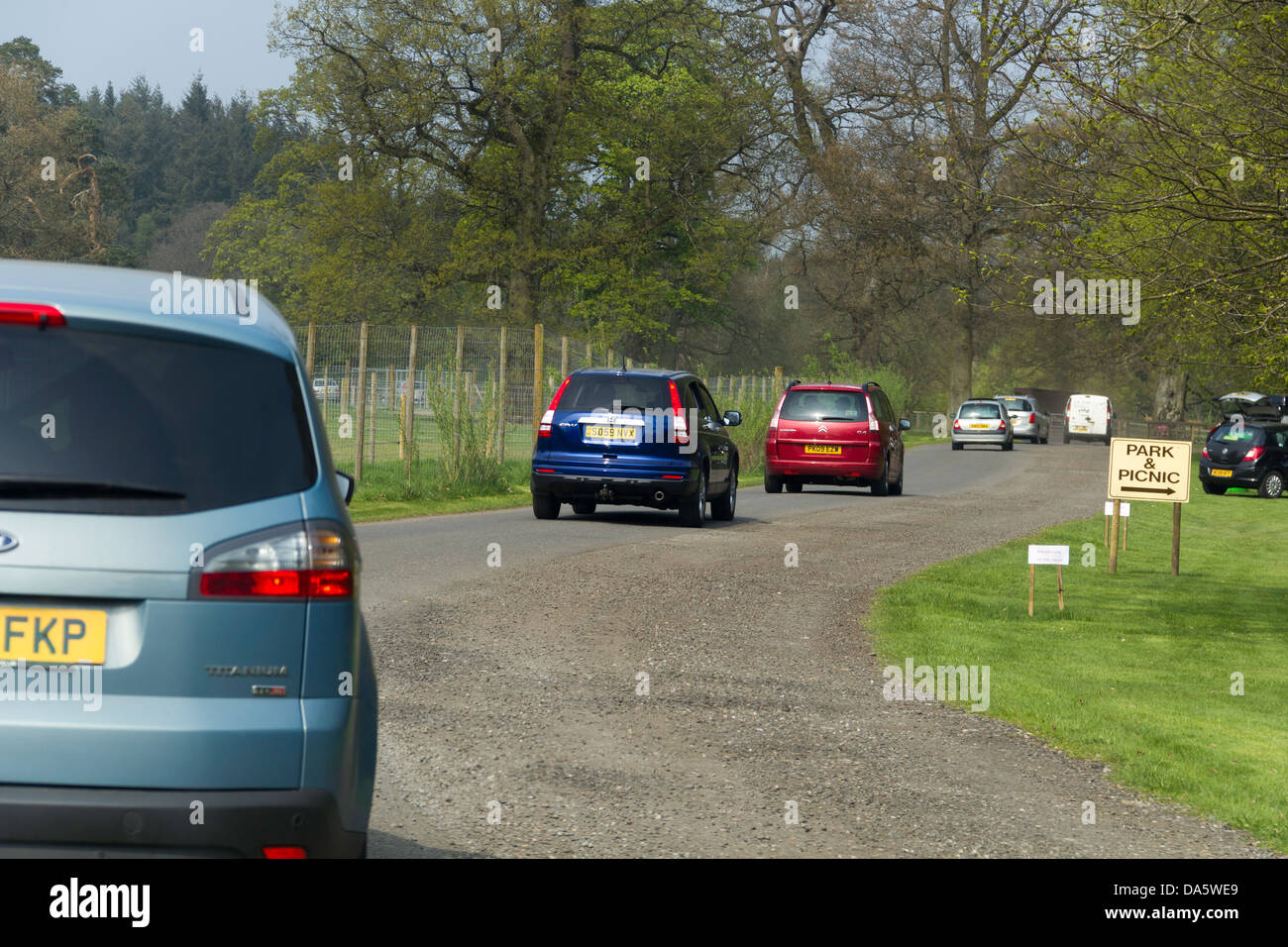 Vetture all'ingresso vicino alla Blair Drummond Safari Park in Scozia. Questo è un animale del parco a tema con molti animali selvatici. Foto Stock
