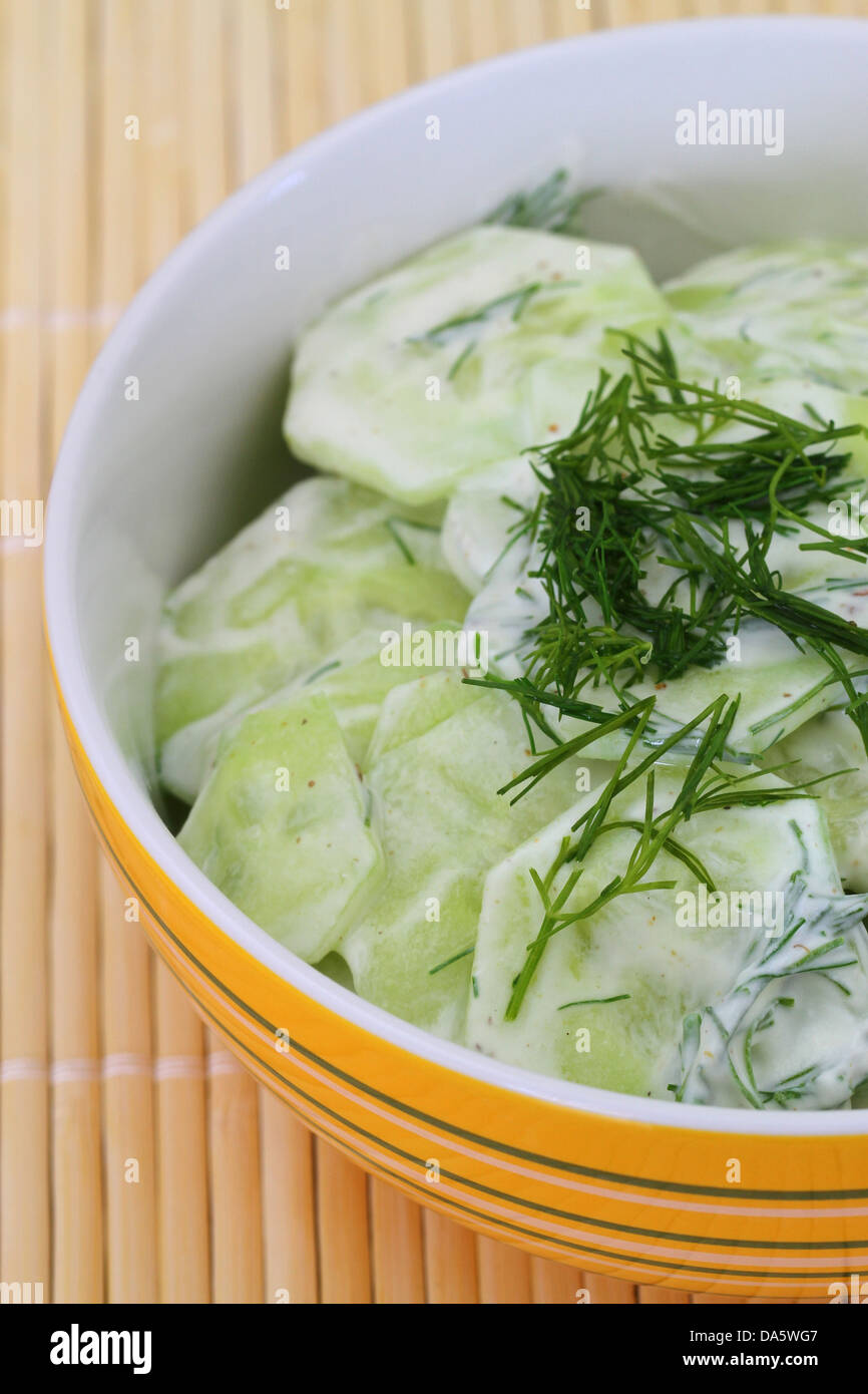 Insalata di cetrioli con panna acida e aneto fresco Foto Stock