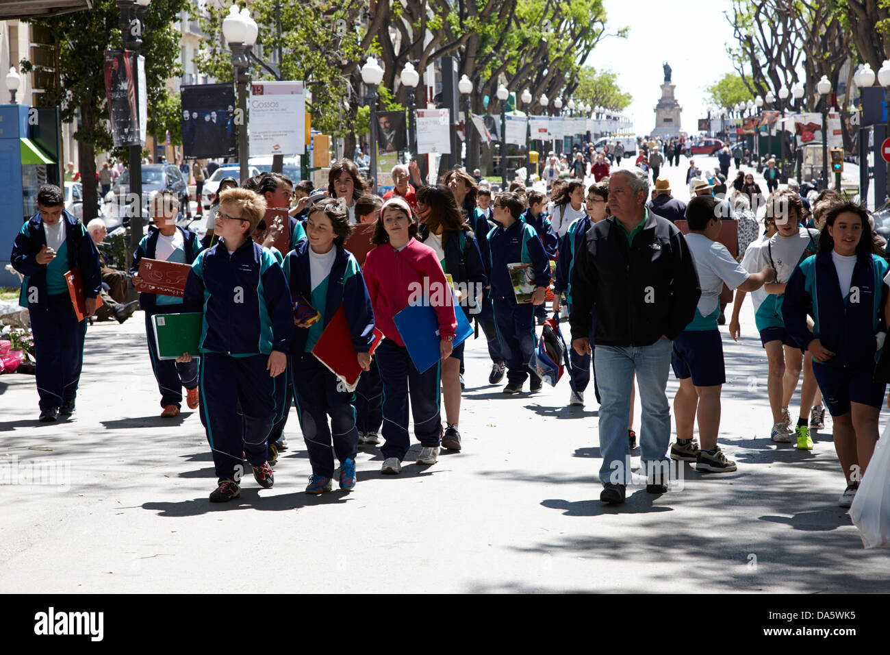 Scolari sulla scuola di viaggio a piedi lungo la Rambla Nova avenue nel centro di Tarragona Catalogna Spagna Foto Stock