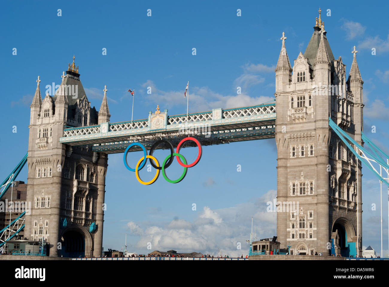 Il Tower Bridge con giochi olimpici di anelli. Foto Stock