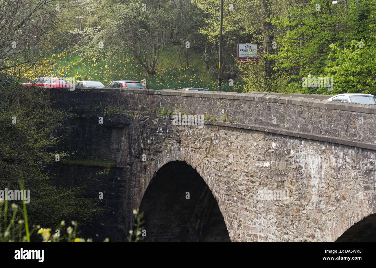 Vetture attraversando un ponte di pietra sul fiume Teith, vicino alla città di Stirling in Scozia. I vecchi ponti in pietra, strutture del patrimonio Foto Stock