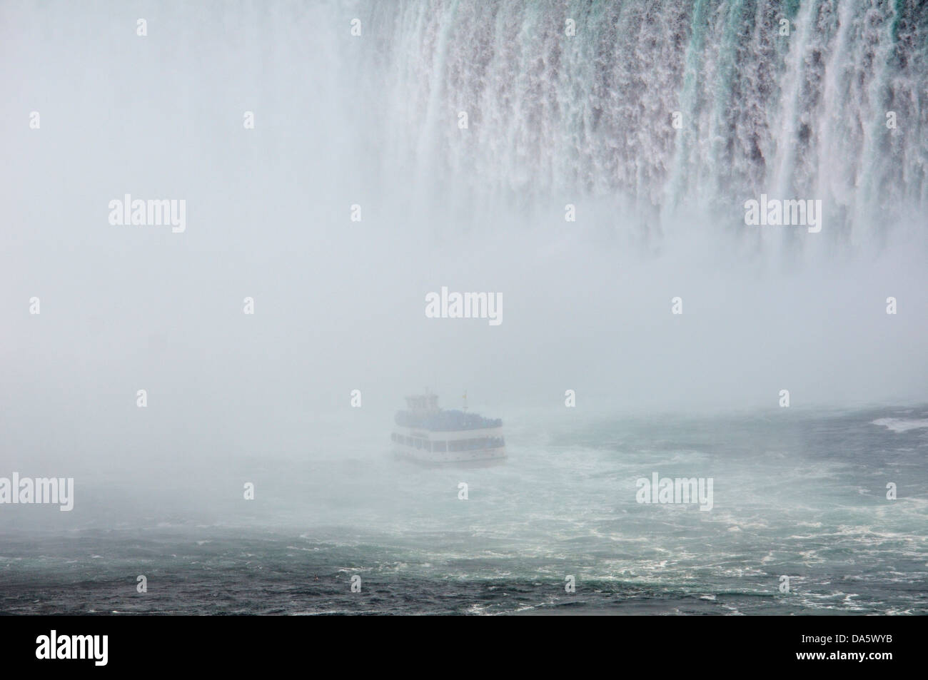 American Falls, Canada, la Domestica della Foschia, Niagara Falls, Acqua, Fiume Niagara, Ontario, tour in barca, viaggi in barca, giro in barca, giorno Foto Stock