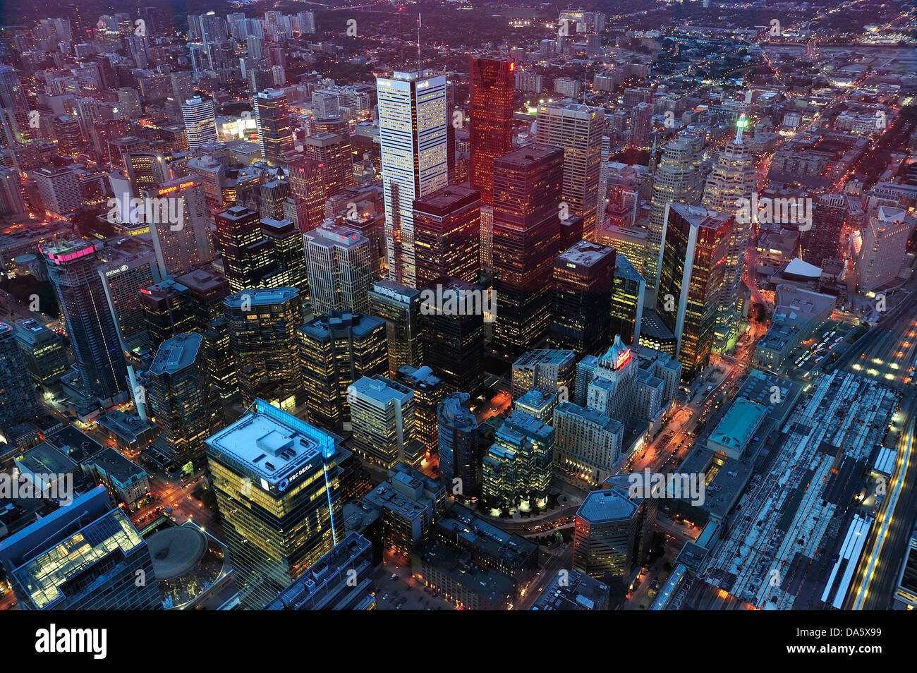 CN Tower, Observation Deck, Toronto, Ontario, Canada, antenna, vista aerea, edifici, città e metropoli, tramonto, verticale, buildi Foto Stock