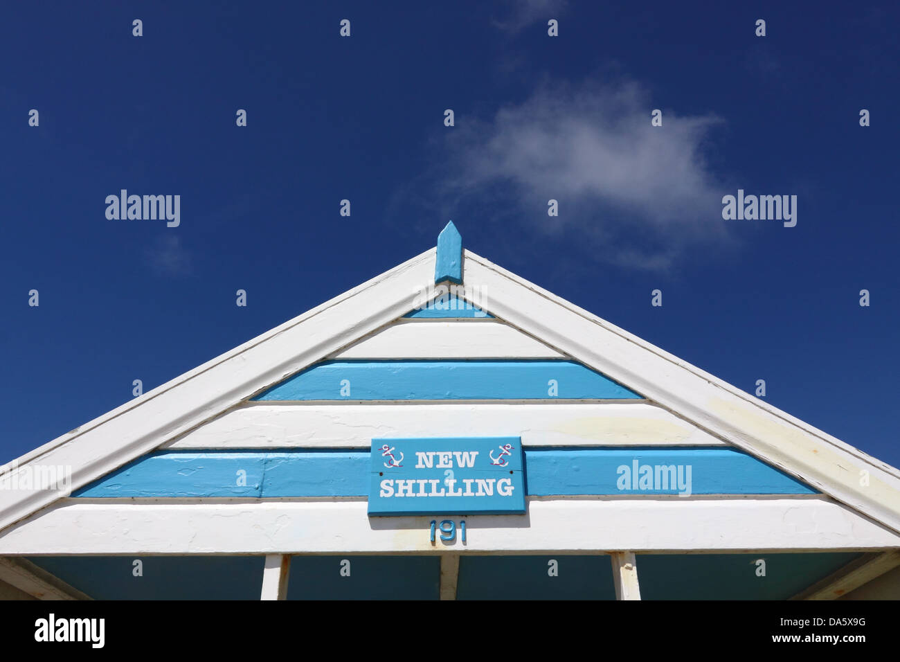 Colorato beach hut contro un perfetto cielo blu, sul lungomare di Southwold, Suffolk, Inghilterra. Foto Stock