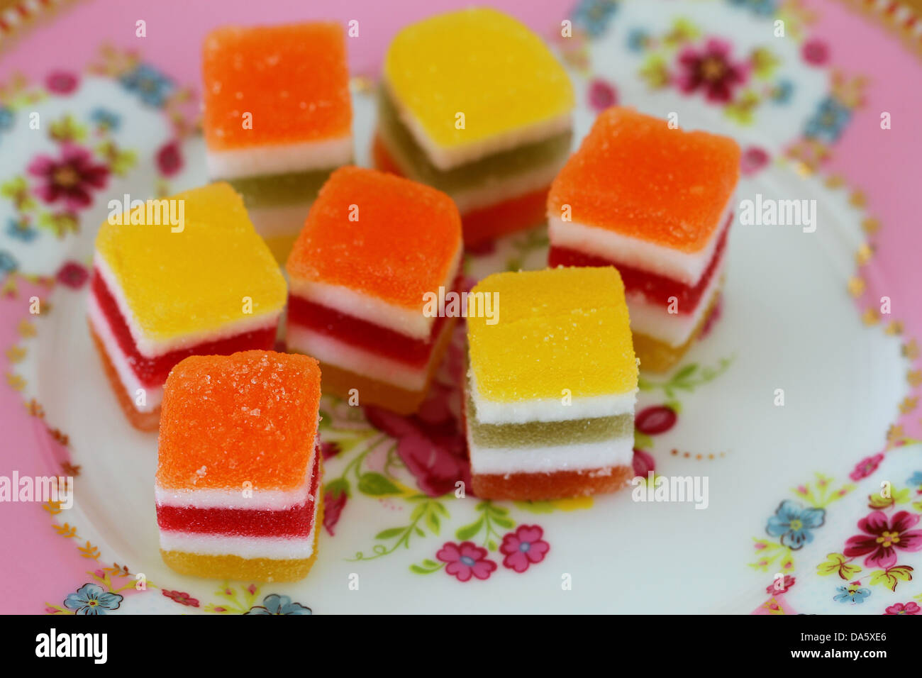 Caramelle gommose sulla piastra colorati, close up Foto Stock