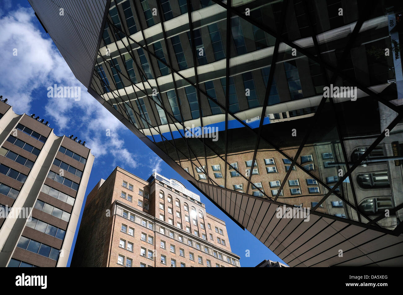 Canada Ontario, Royal Ontario Museum, museo, Toronto, astratta, architettura, costruzione, edifici, città, diurno, vetro, refle Foto Stock