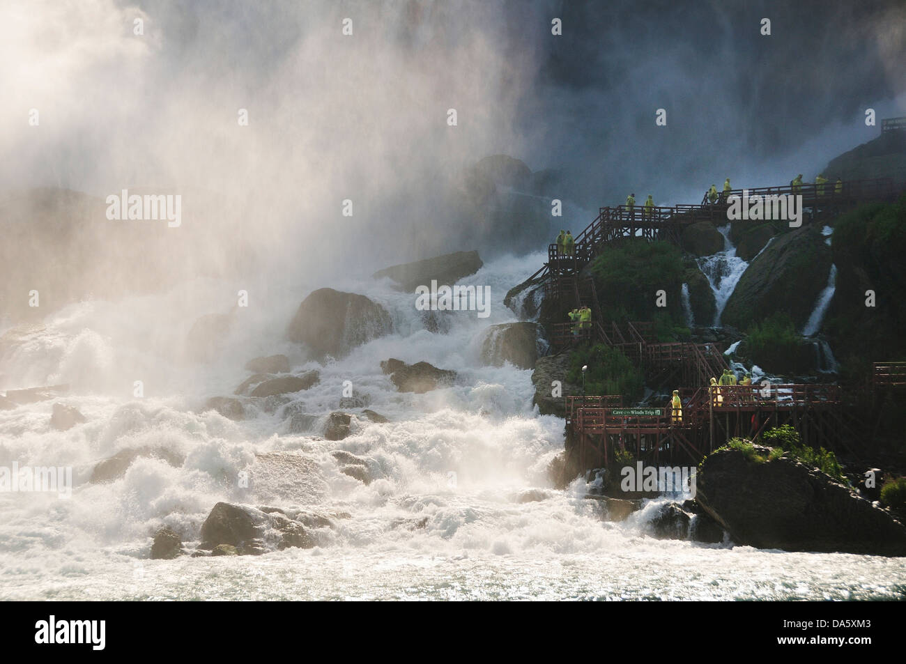 Nebbia a spruzzo, caduta, acqua, cascata cade gigante, le Cascate del Niagara, natura, Ontario, Canada, scale, passaggi, turismo, turistico Foto Stock