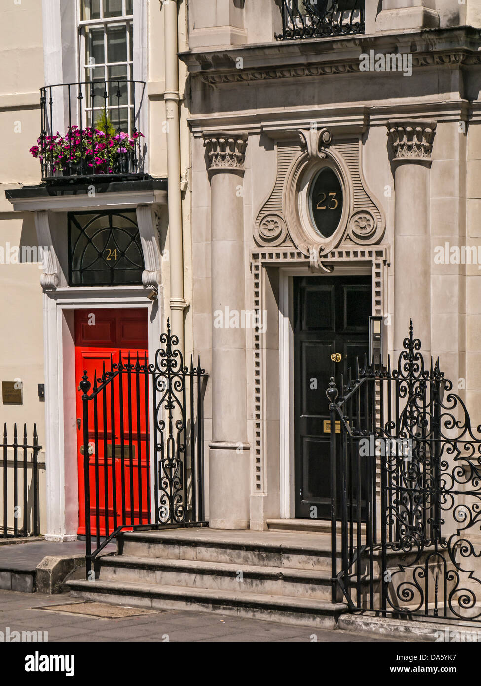 LONDRA, Regno Unito - 30 GIUGNO 2013: Porta alla casa georgiana a Berkley Square, Mayfair Foto Stock