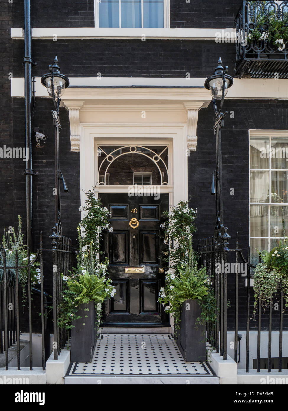 LONDRA, Regno Unito - 30 GIUGNO 2013: Porta alla casa georgiana a Mayfair Foto Stock