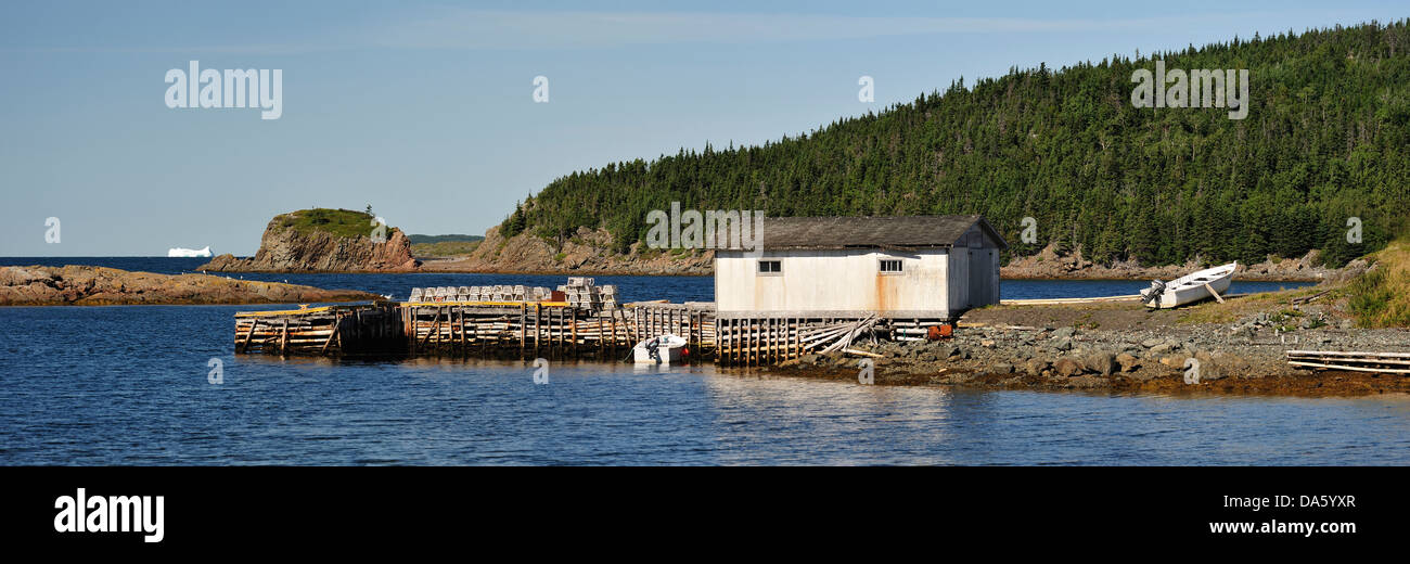 La pesca shack, aragosta gabbie, iceberg, Hillgate, Terranova, Canada, shack Foto Stock