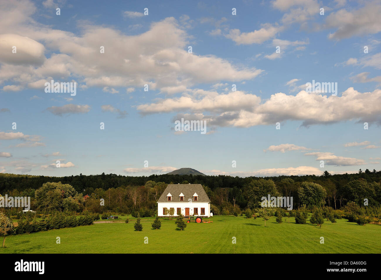 Canada, nuvole, Eastern Townships, colline, Quebec, rurale, paesaggio, alberi, Bianco, terreni agricoli, campo, foresta, home, casa, la terra, mo Foto Stock