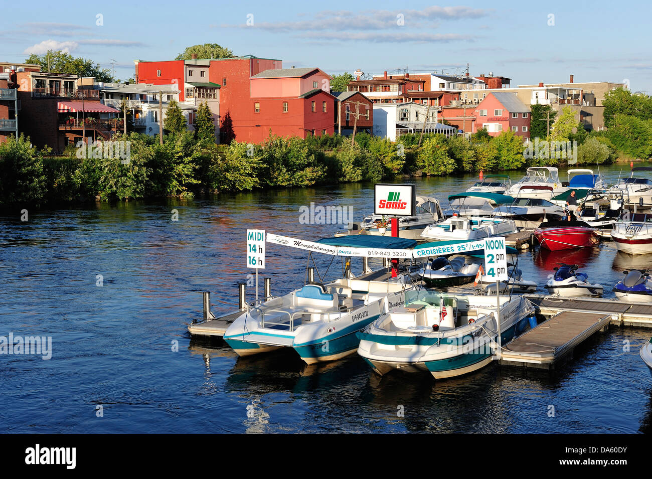 Canada, Eastern Townships, Magog, Quebec, Città, vivaci e colorati, dock, case, orizzontale, marina, pittoresco, riflessione, estate, v Foto Stock