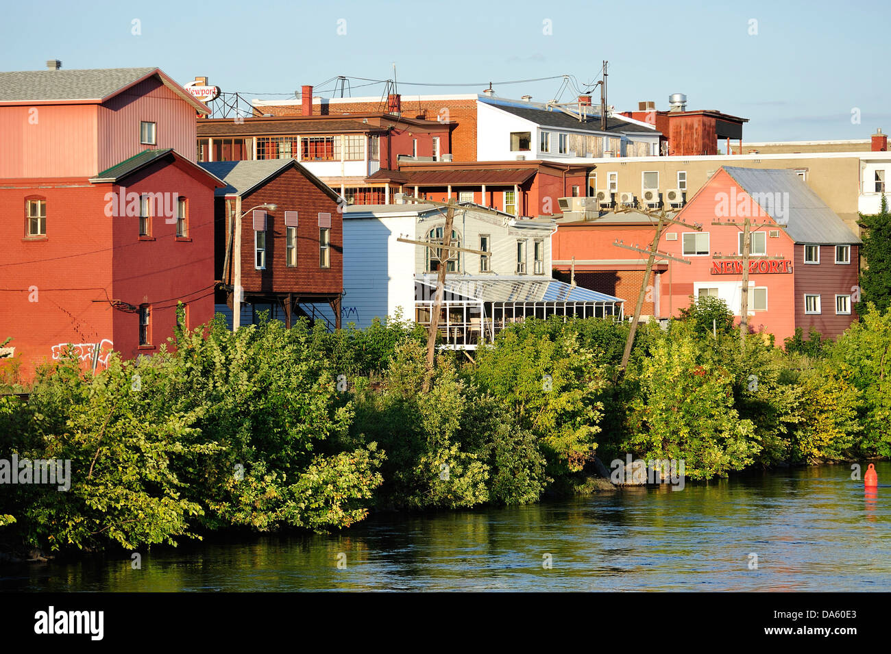 Canada, Eastern Townships, Magog, Quebec, alberi, coste, colorato, diurno, case, case, pittoresco fiume, riverfront, estate, Foto Stock