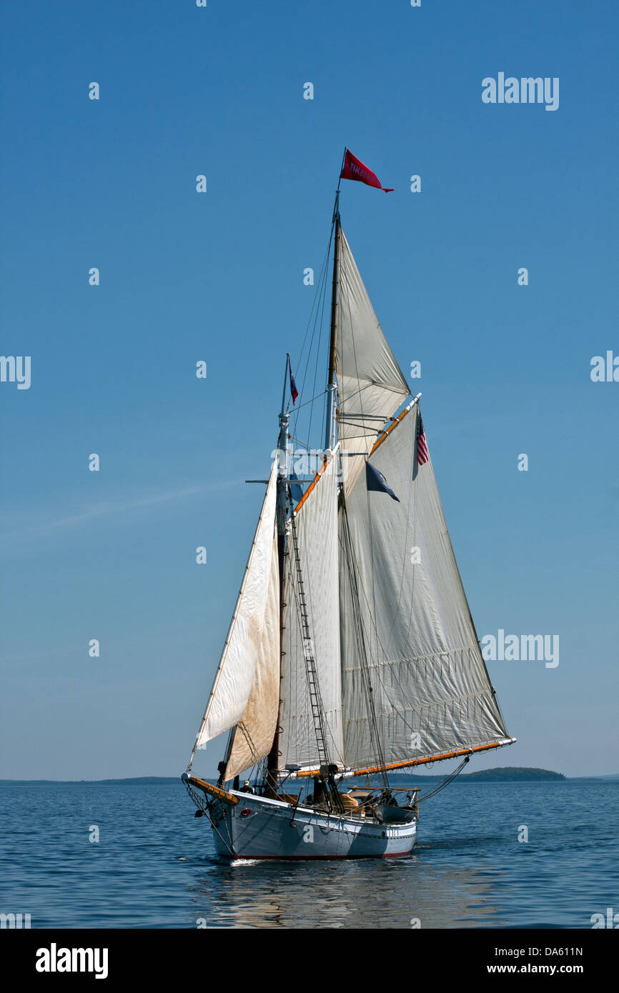 La crociera per passeggero Timberwind schooner in barca a vela nella baia di Penobscot fuori il frangiflutti a Rockland Maine, prua e vista sul porto Foto Stock