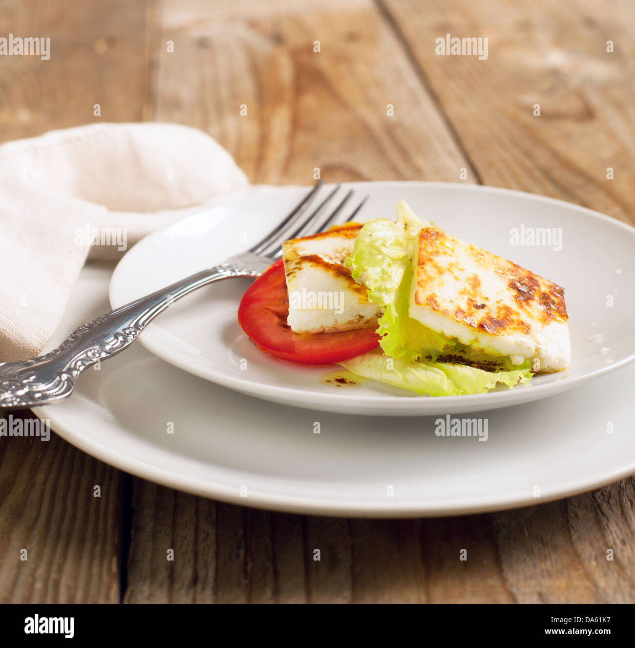 Frittura di formaggio halloumi e insalata di pomodoro Foto Stock