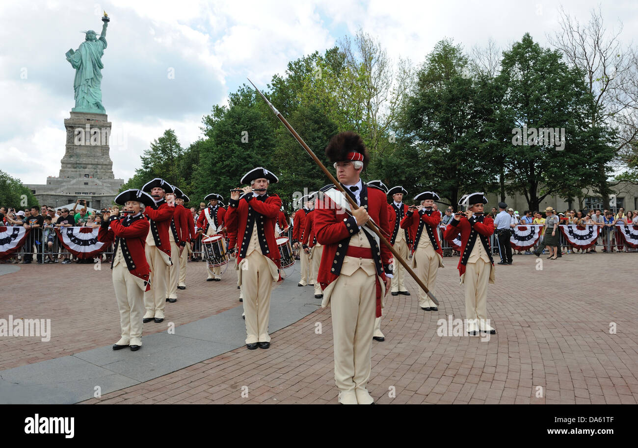 L'esercito degli Stati Uniti la vecchia guardia Fife e Drum Corps ha suonato in occasione della riapertura della Statua della Libertà il 4 luglio 2013. Liberty Island era stato chiuso per otto mesi a causa di danni da Superstorm Sandy. Foto Stock