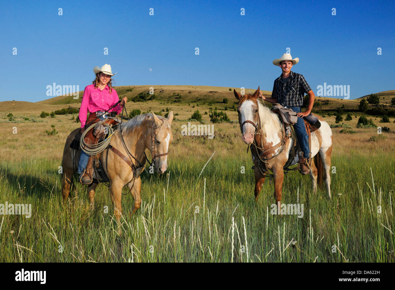 Pacific Northwest, Oregon, Stati Uniti d'America, Stati Uniti, America, equitazione, escursioni a cavallo, sport, cavallo, ranch, cowboy, cowgirl, ragazza donna, gr Foto Stock