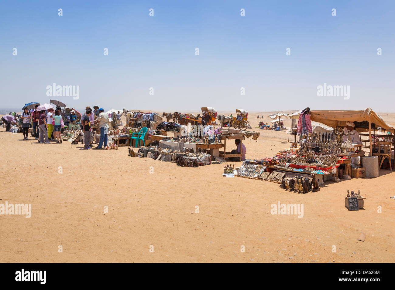 Le bancarelle del mercato nel deserto a Giza, il Cairo, Egitto Foto Stock