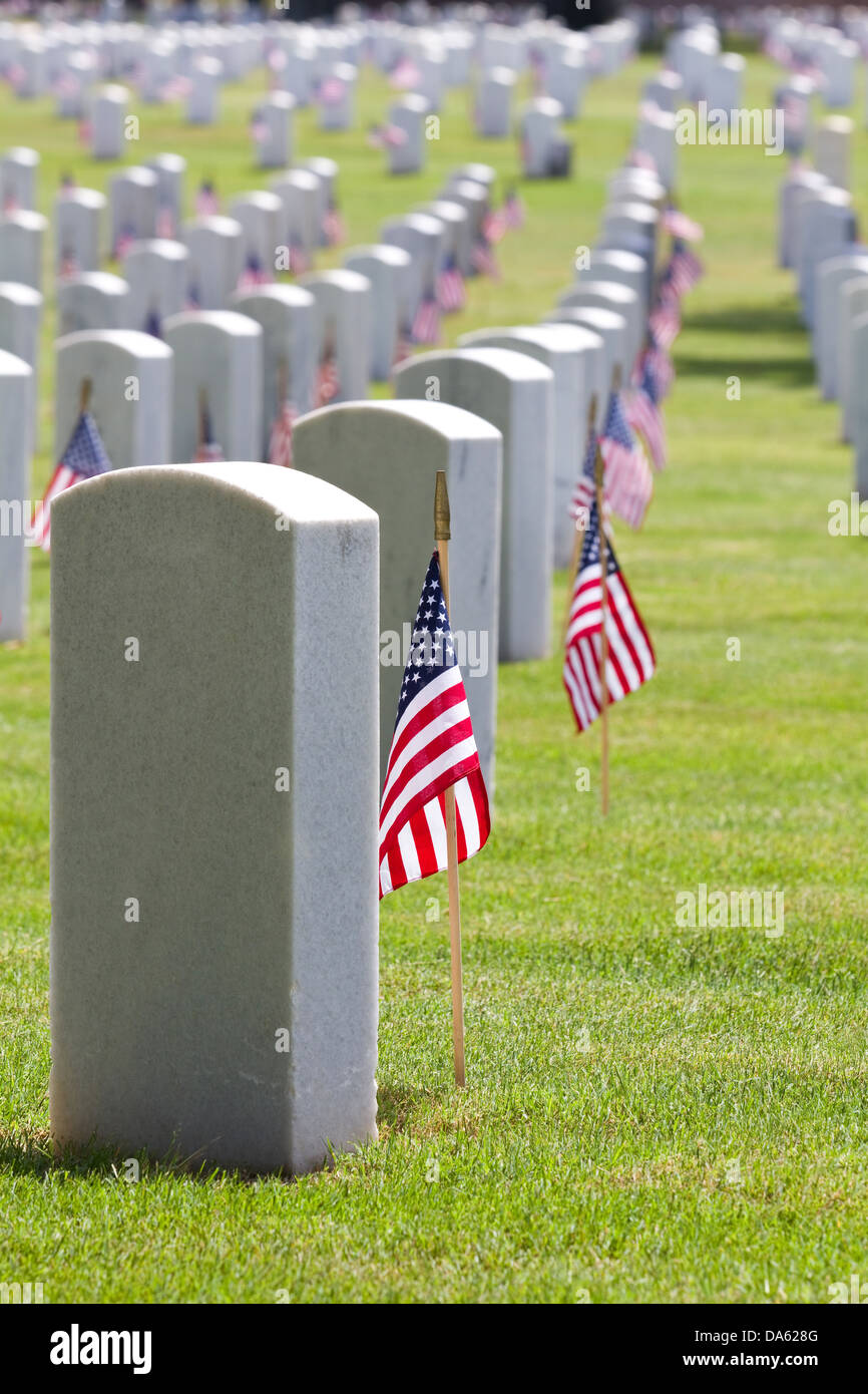 Stati Uniti bandierine americane decorano le lapidi di veterani in un usa il cimitero nazionale del Memorial Day. Foto Stock