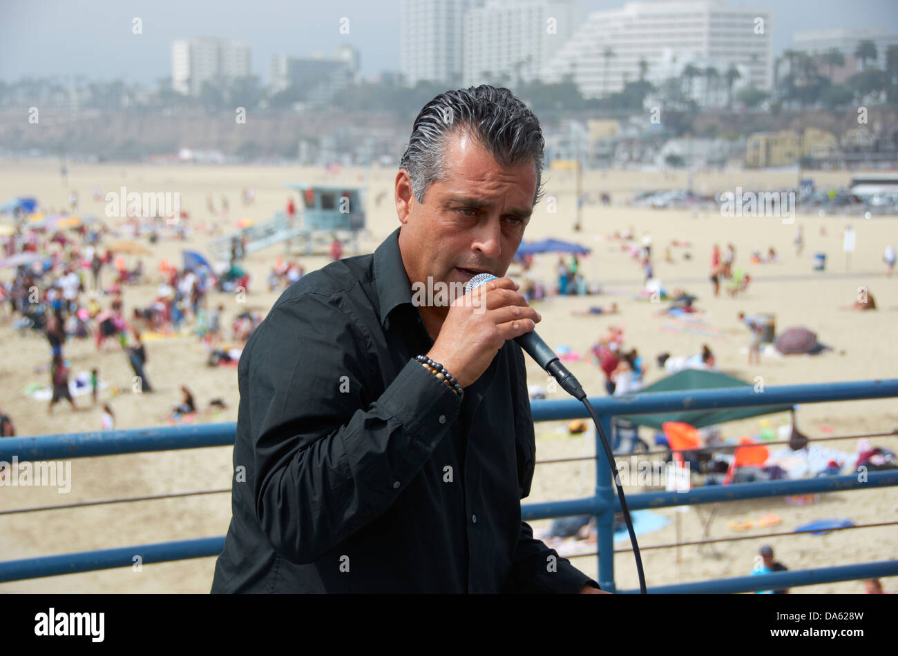 Man (busker) cantare sul molo di Santa Monica, Stati Uniti d'America. Foto Stock