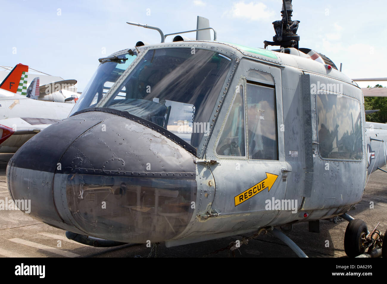 Vintage militari USA UH-1E Iroquois, Huey elicottero, utilizzato nella guerra del Vietnam, si siede sul display in un museo. Foto Stock