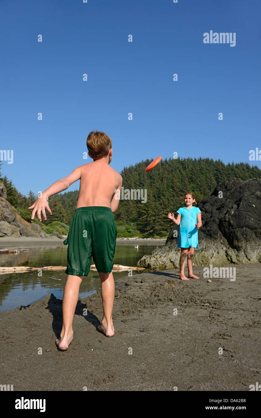 Stati Uniti d'America, Stati Uniti, America, America del nord, nord-ovest del Pacifico, Oregon Coast, kids play, frisbee, Estate, spiaggia, divertimento, vacanze, Foto Stock