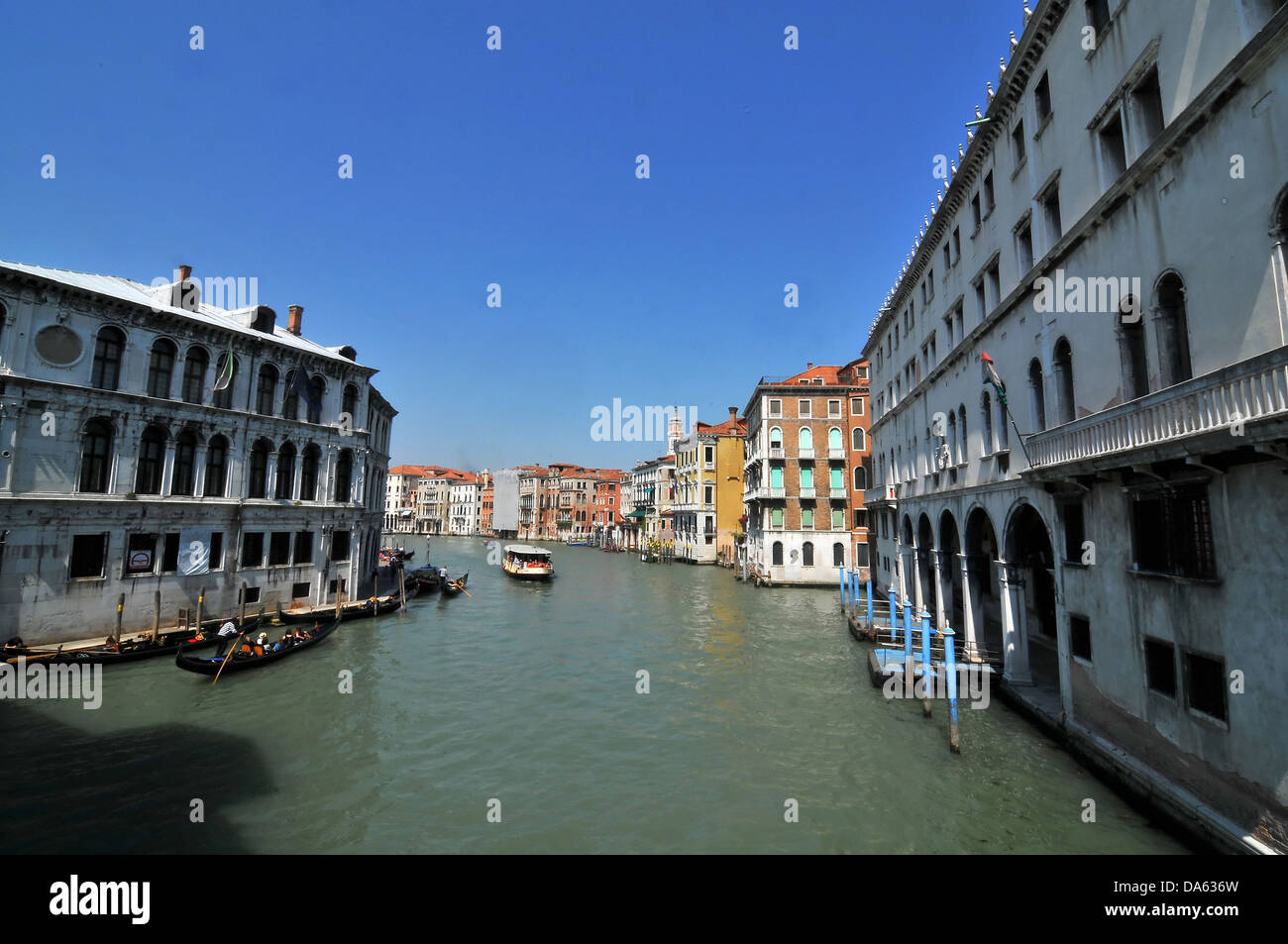 Vista dal ponte di Rialto sul Canal Grande a Venezia, Italia Foto Stock