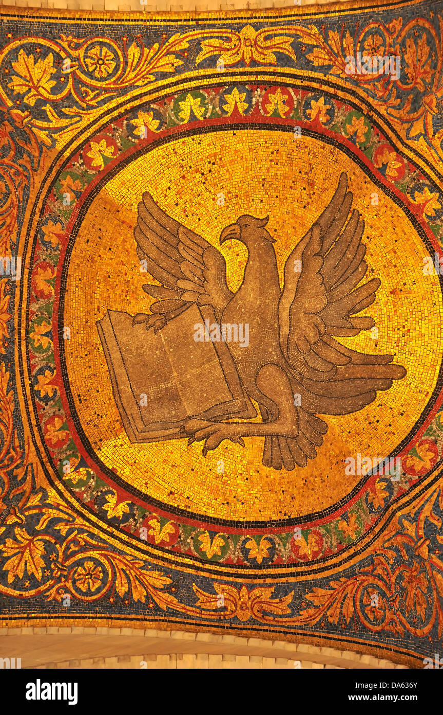 Magnifico mosaico in oro di un aquila con la Bibbia, che simboleggia l'evangelista Giovanni dalla basilica di San Marco, Venezia, Italia Foto Stock