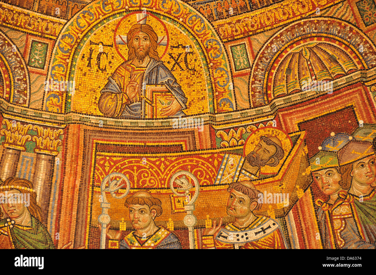 Mosaico in oro di Gesù Cristo in trono con la tonsured il corpo di San Marco su un cataletto portati dai veneziani da San Marco Basilico Foto Stock