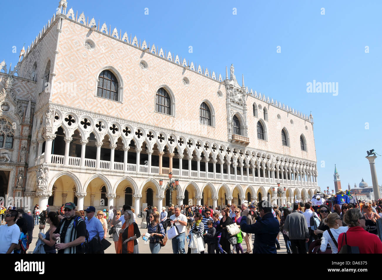Venezia, Italia - 5 Maggio la folla di turisti godetevi il sole primaverile in Piazza San Marco di fronte al Palazzo del Doge. 5 maggio 20 Foto Stock