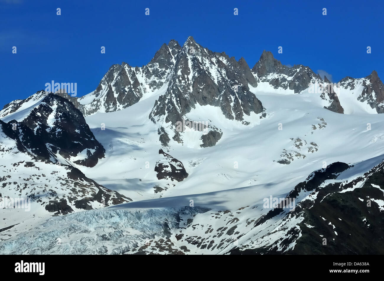 L'Aiguille du Tour, 3544m, al confine con la Francia e la Svizzera nella catena del Monte Bianco vicino a Argentiere. In primo piano Foto Stock