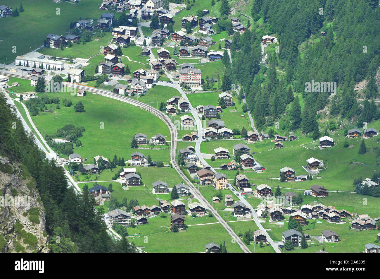 Il pcituresque swiss mountain village di Randa vicino a Zermatt in estate. Con ben distanziati e chalets ben erba tagliata nestlin Foto Stock