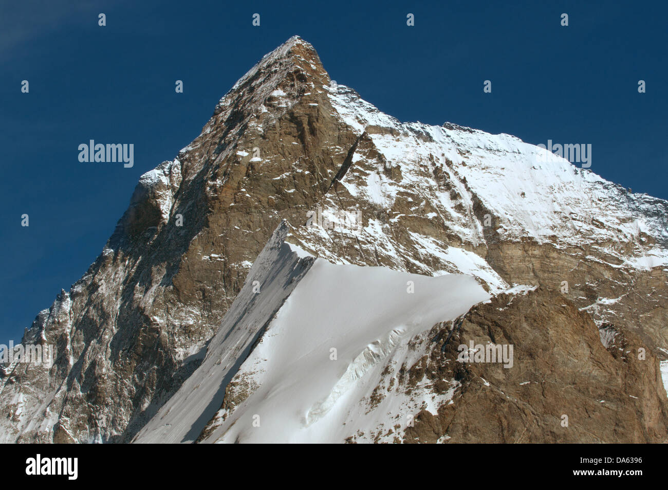 Il vertice e la parete ovest del leggendario Matterhorm nelle alpi svizzere al di sopra di Zermatt Foto Stock