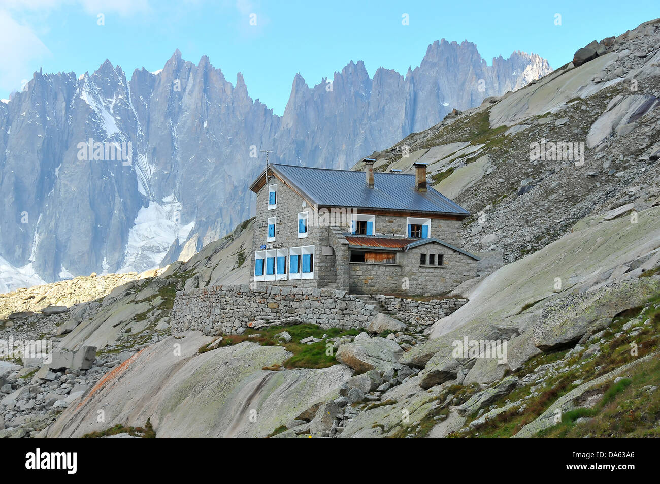 Il couvercle baita di montagna, alta sul massiccio del Monte Bianco al di sopra di Chamonix e la Mer de Glace glacier Foto Stock