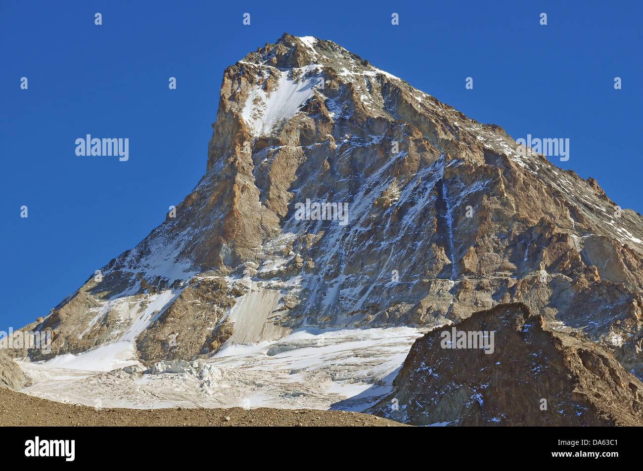 La parete ovest del famoso picco di arrampicata, Dent Blanche nelle alpi svizzere tra Evolene e Zermatt. Foto Stock